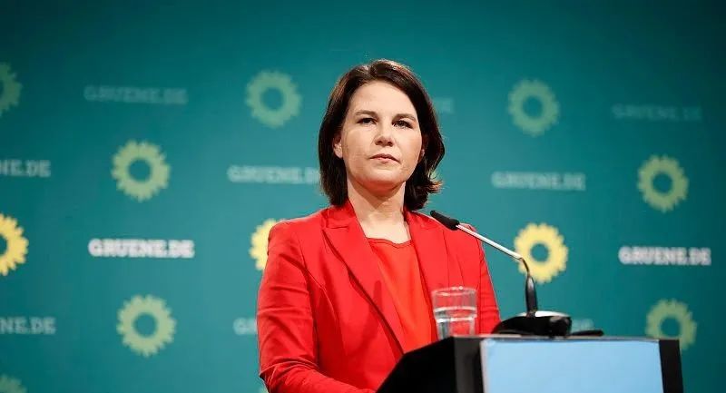 4月26日，德国柏林，德国绿党总理候选人安娜莱娜·贝尔伯克召开新闻发布会。（人民视觉）