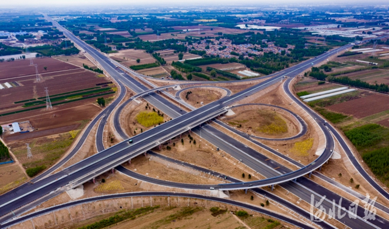 2021年4月21日拍摄的已完成路面摊铺的京德高速公路与荣乌高速公路新