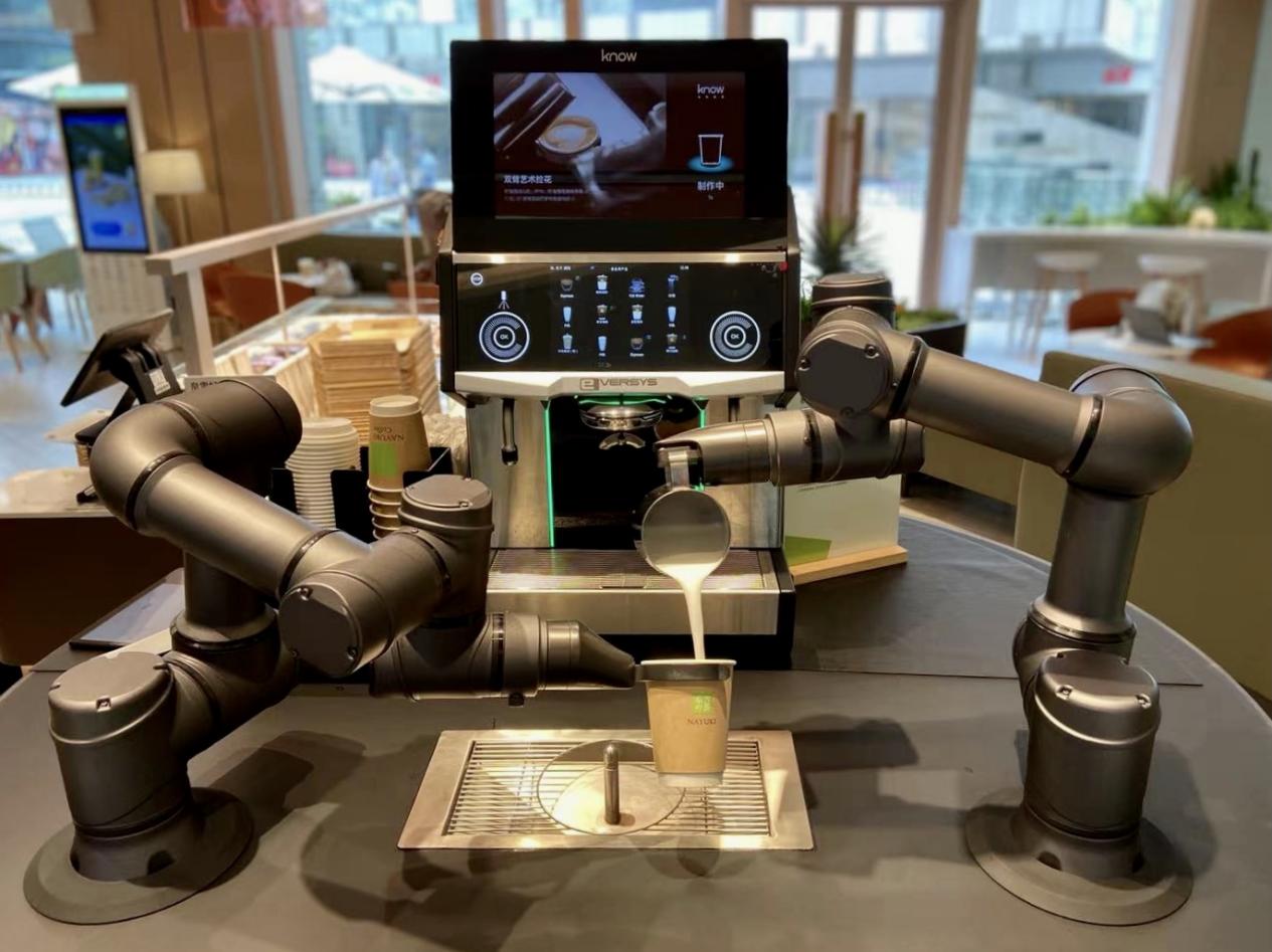 智能咖啡拉花机器人亮相奈雪的茶pro中航城店