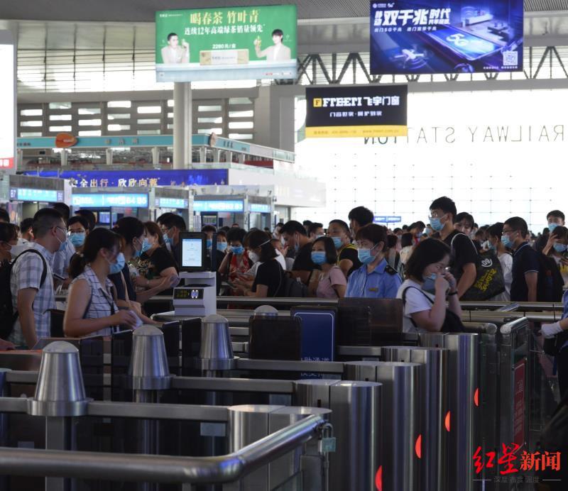 铁路成都东站检票口