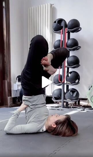 视频中,孙俪做着各种各样高难度的瑜伽动作,压腿,倒立,莲花坐等动作信