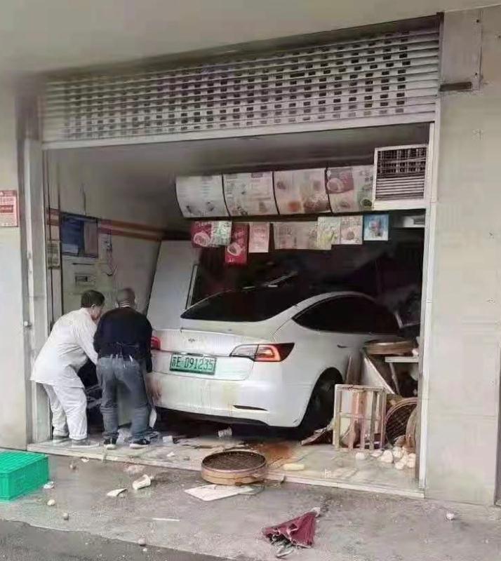 江苏太仓一辆特斯拉冲入馒头店，交警已到现场处理休闲区蓝鸢梦想 - Www.slyday.coM