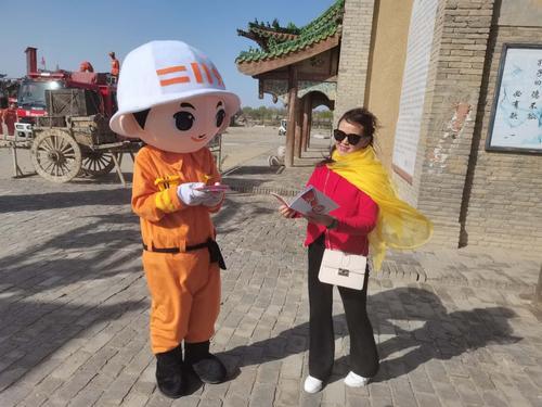 宁夏景区内，消消和紫霞仙子为消防代言休闲区蓝鸢梦想 - Www.slyday.coM
