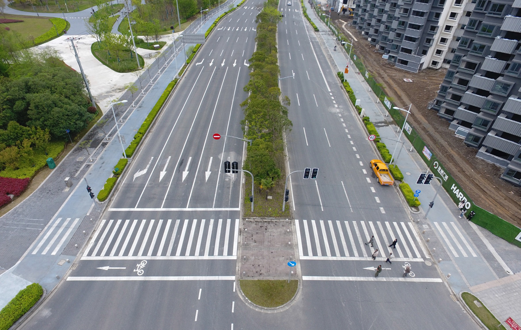 探索临港新片区道路景观再提升三处次干道路口完成改造