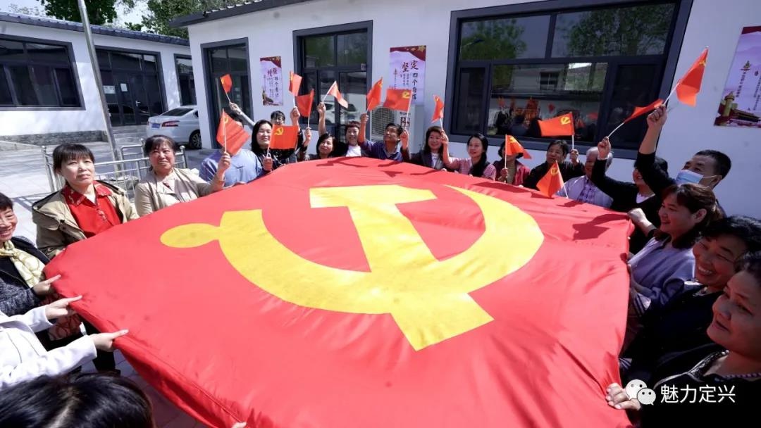 中的双面绣针法,由百名绣娘历时一百天用231万针绣制完成,党旗两面平