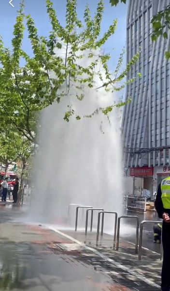 秒变喷泉现场！华山路一消防栓被连根撞断，水柱6米高休闲区蓝鸢梦想 - Www.slyday.coM