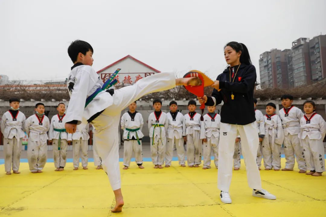 河南省平顶山市宝丰县西城门小学，学生在老师的指导下学习跆拳道 何五昌 摄