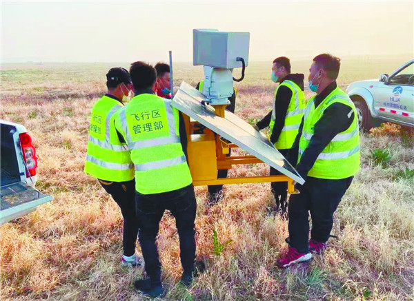 机场驱鸟人十八般武艺斗鸟