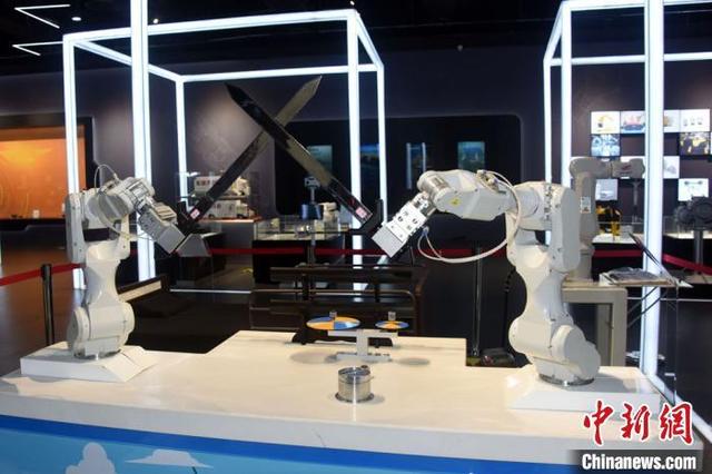 资料图：安徽创新馆内，先进机器人进行舞剑演示。 孙自法 摄