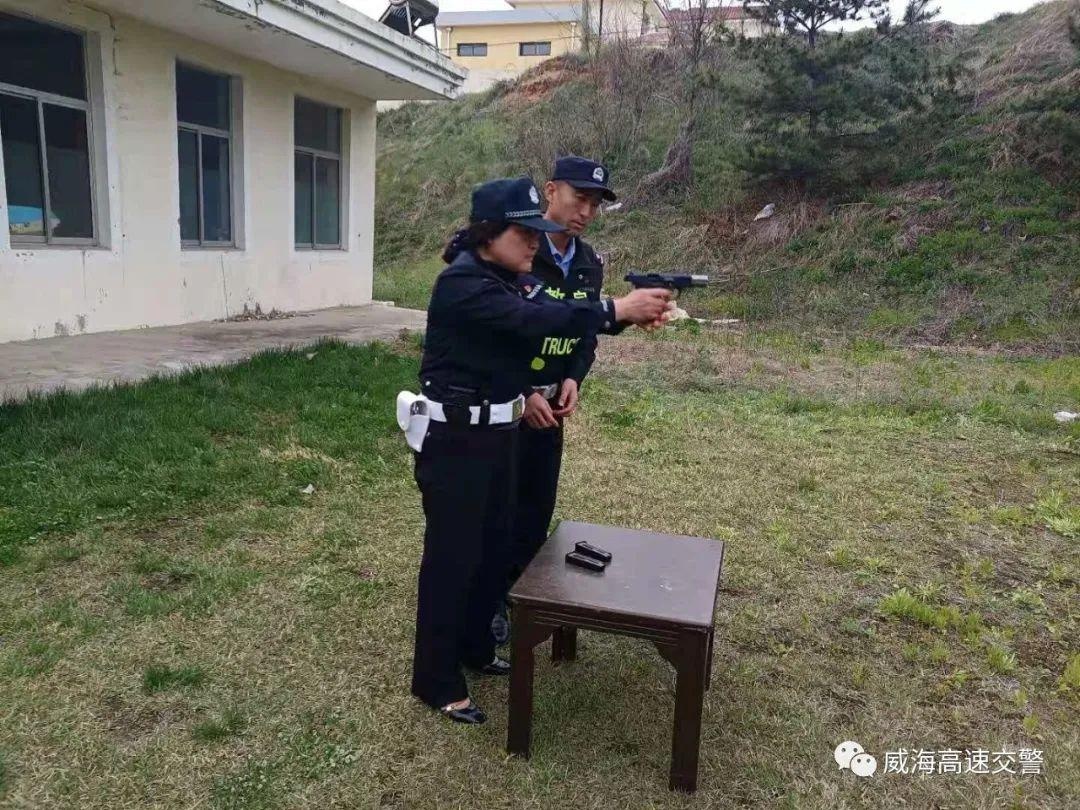 大练兵|威海高速交警规范完成公务用枪持枪证年度审验考核