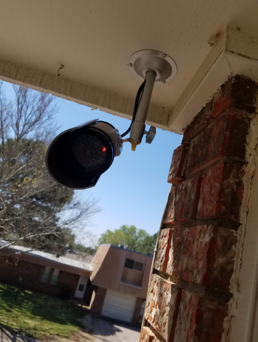 为什么美国人喜欢在家室外安装假监控摄像头呢