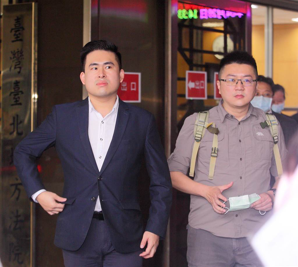 王炳忠（左）、林明正（右）被判无罪后走出法院 图源：台湾中时新闻网