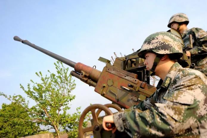 (图为依托天气预报预警信息,人影民兵提前检查装备和弹药,为防雹增雨