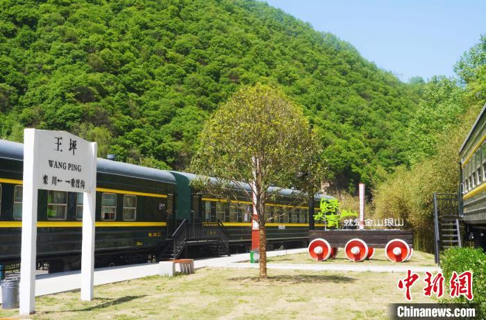 村到炊烟袅袅的山村旅游新地标,河南省栾川县"铁路小镇"的深山问世,离