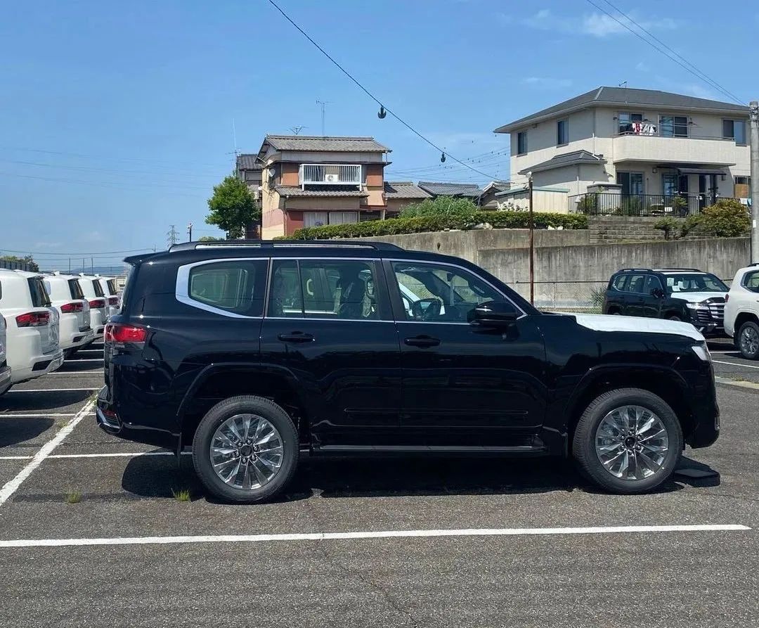 全新丰田陆巡实车曝光硬派suv并未消亡还能真香