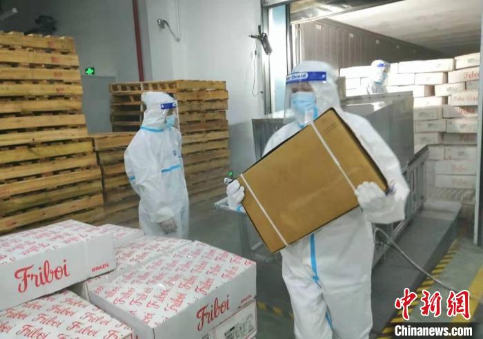 广州已对3874万件进口冷冻食品实行“每件必检”“件件消毒”。朱少勇 摄 摄