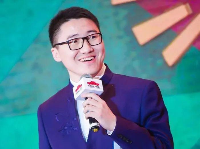 李一帆毕业于清华大学精密仪器系,随后在美国深造拿到硕博学位.