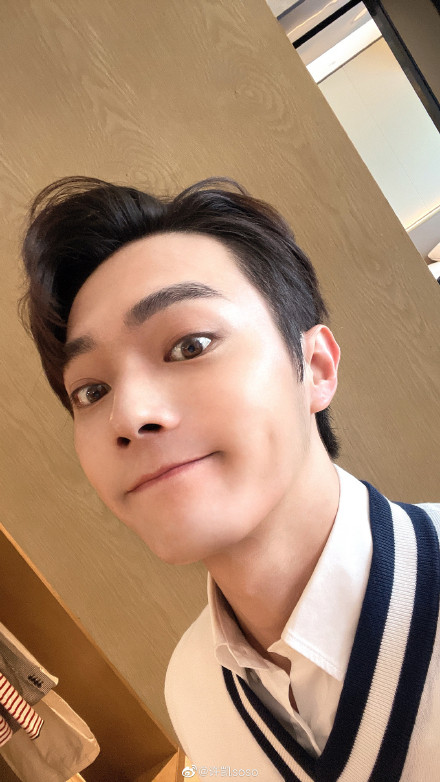 许凯晒学院风自拍照皮肤光滑又紧致