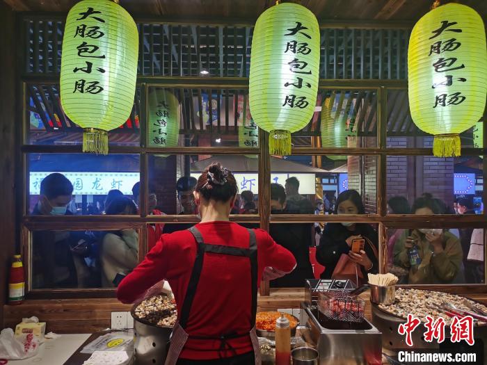 台胞五感并用昆山慧聚夜市寻乡愁