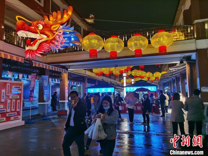 台胞五感并用昆山慧聚夜市寻乡愁