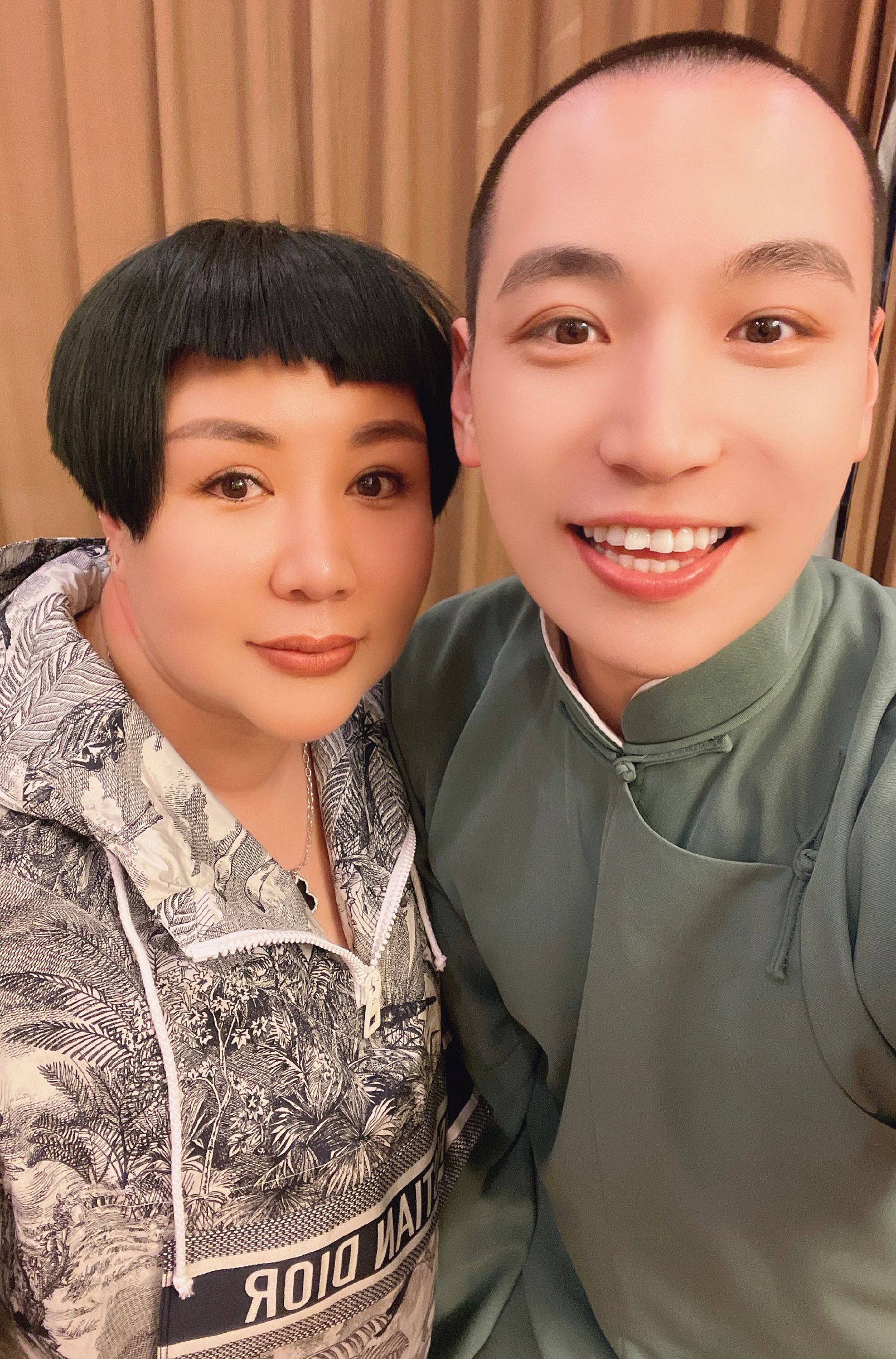 郭德纲老婆罕见现身上半身宽厚特别壮实体型看上去有130斤