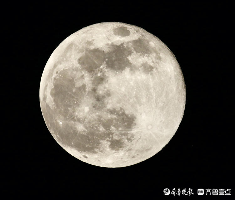 4月27日傍晚,2021年首个"超级月亮"如约而至,这是在济南槐荫区拍摄