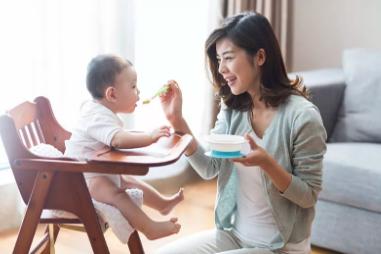 还在追着喂饭这样做让孩子学会自己吃饭