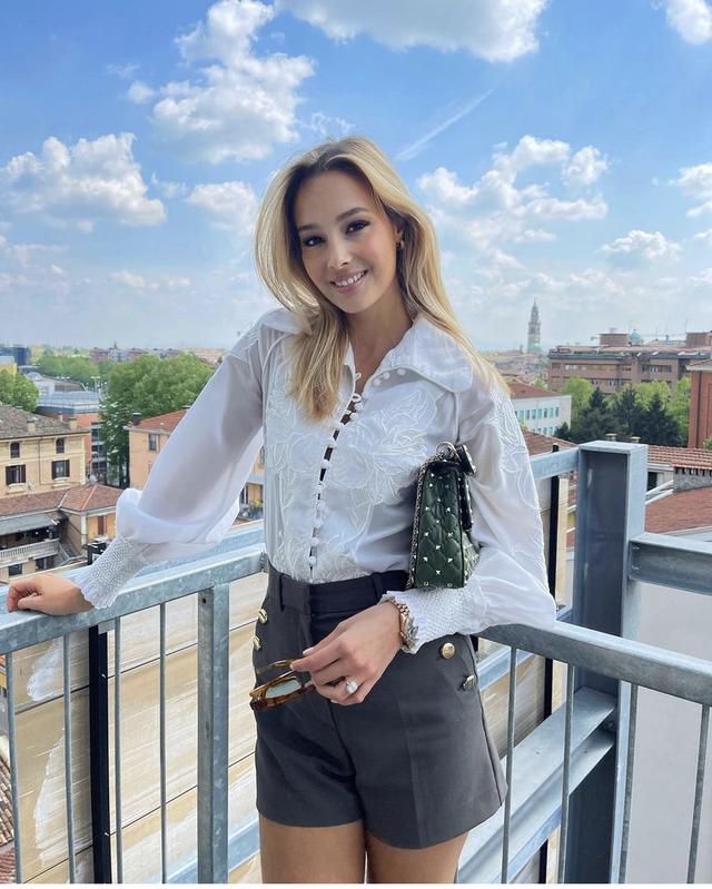 想她了吗瓦尔加晒自拍美食配美人食色性也图