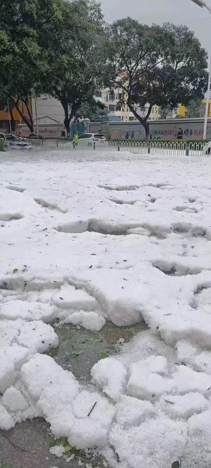 冰雹突袭文山 城区街道瞬间成"冰河"