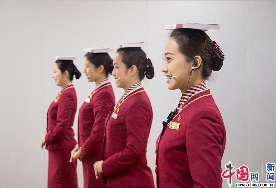 在实训基地形体教室,乘务员正在进行保持体态,塑造笑容的训练.