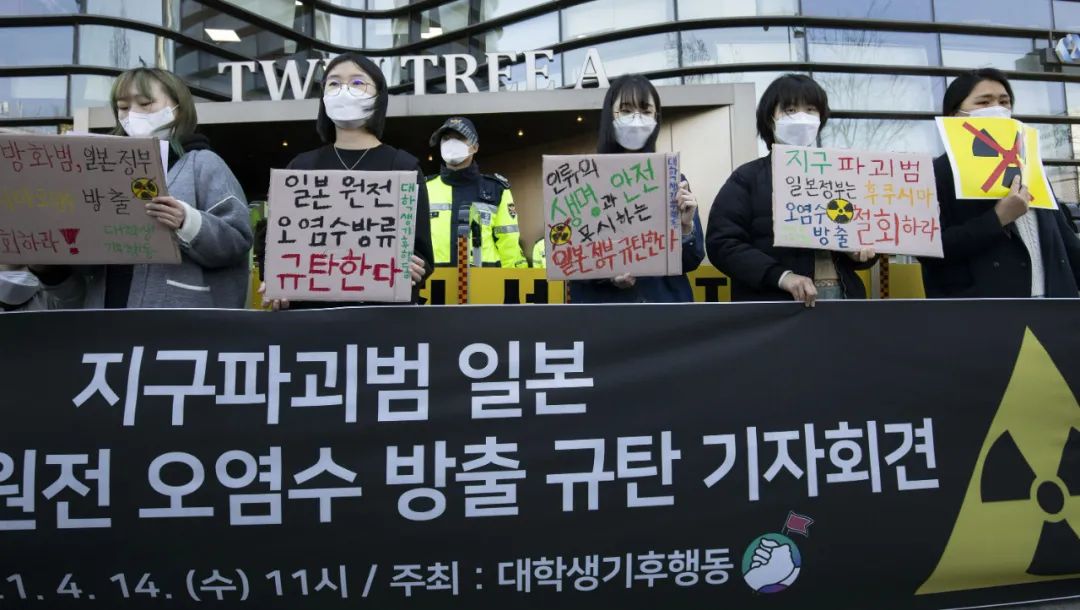 4月14日,韩国民众在位于首尔的日本驻韩国大使馆外集会,抗议日本