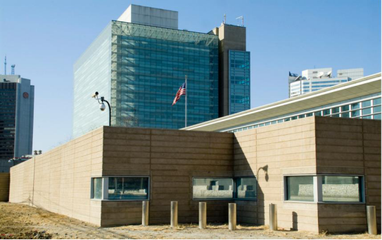 美国驻华大使馆和领事馆官方网站27日发布公告称,允许向中国境内申请