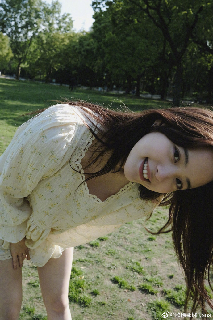欧阳娜娜晒男友视角踏青照对镜甜笑元气十足