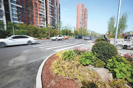 双向六车道的万盛南街地面施工正在收尾,本周将全部完工.