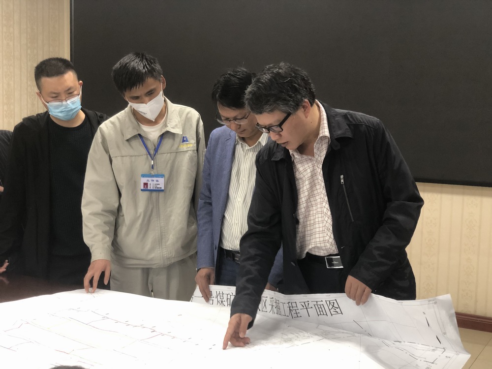 国家矿山安全监察局监察专员李大生向长岭一号煤矿负责人询问煤矿情况