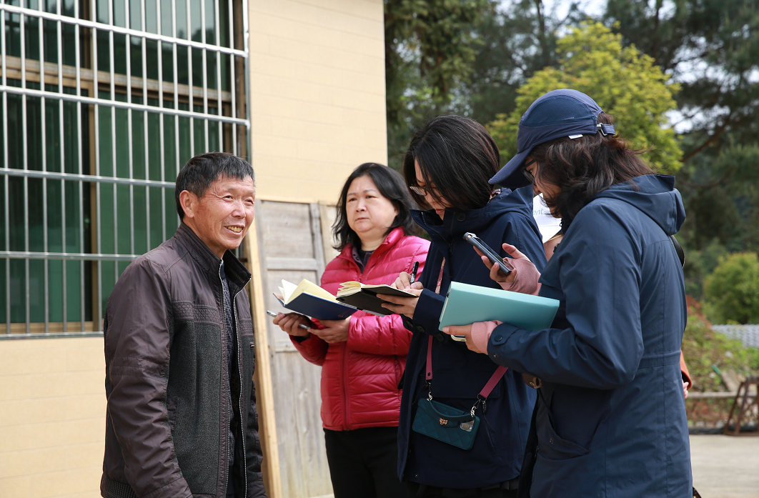 江西省九江市修水县庙岭乡上坪村民库区迁岀村民余光金接受记者(左