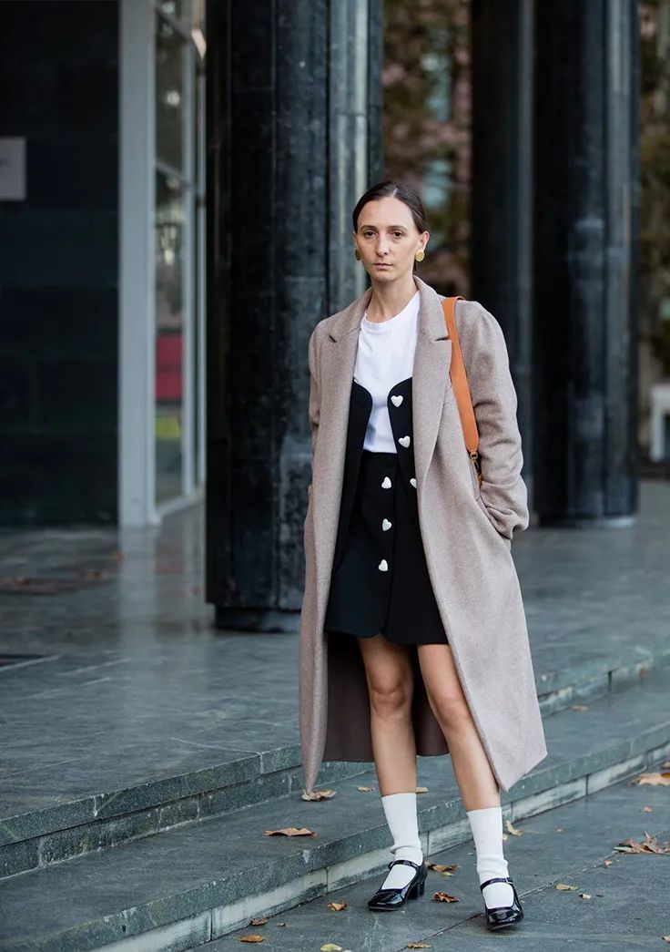 没想到吧,玛丽珍鞋在今年仍占据着重要的位置.而且它比你想象中的