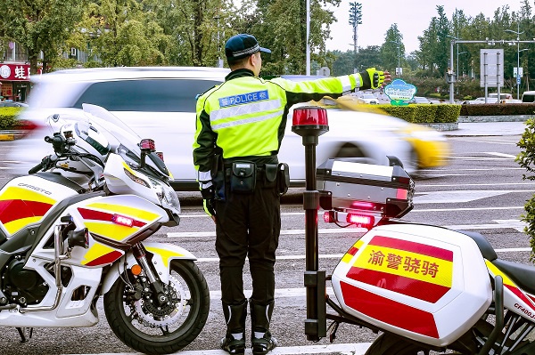 交警指挥出行(央广网发 巴南警方供图)