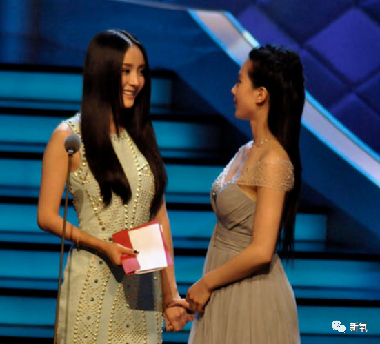 刘诗诗探班杨幂被喷她俩终于不扯头花了