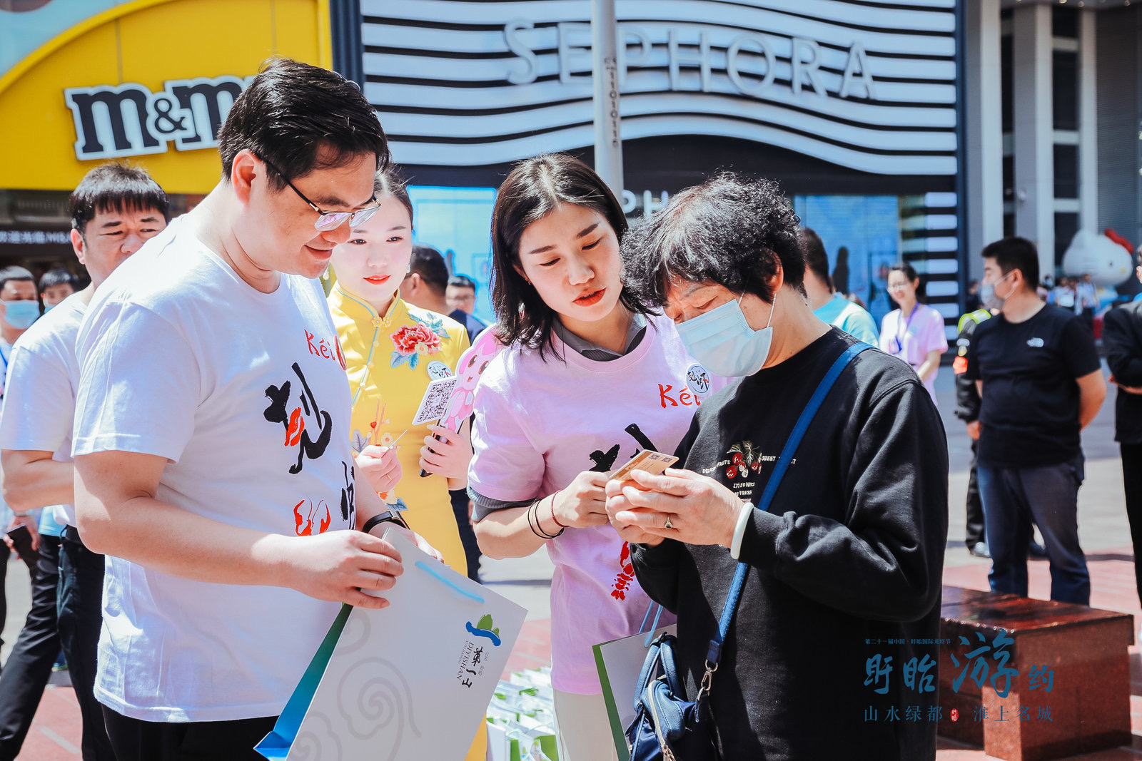 盱眙县委书记在上海街头推销小龙虾发放10万张旅游金卡