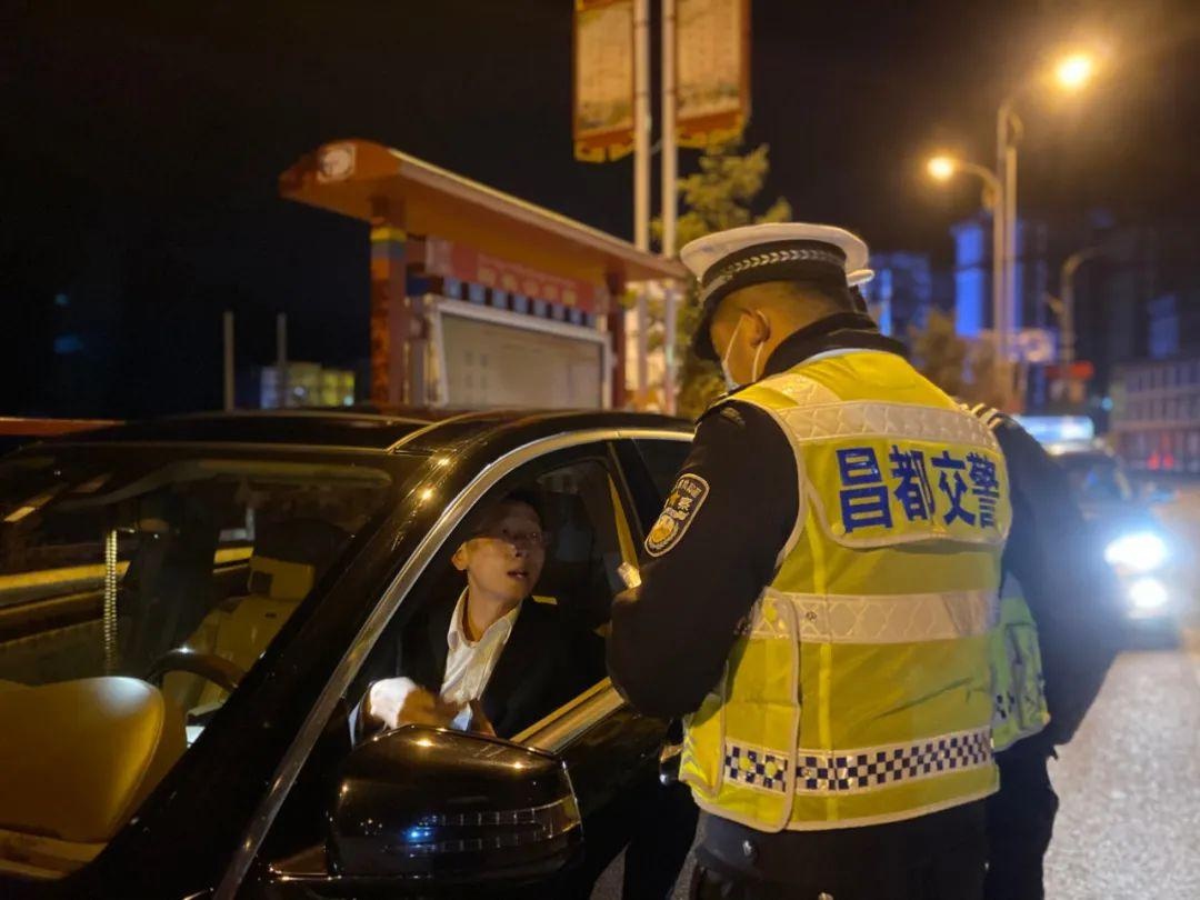 昌都交警开展夜查酒驾醉驾集中整治行动
