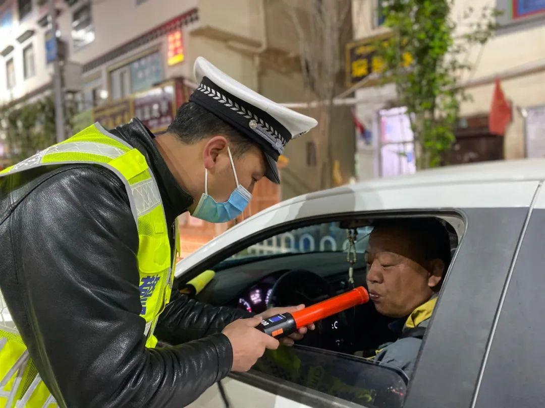 昌都交警开展夜查酒驾醉驾集中整治行动