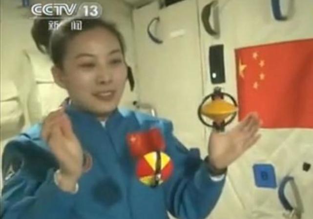 图注：2013年，神舟十号航天员王亚平在天宫一号里进行太空授课，演示小陀螺在失重状态下的行为。