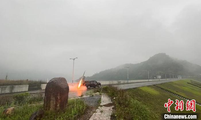 4月28日16时许,揭西横江水库作业点开展人工增雨作业.