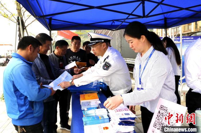 活动现场向渔民发放宣传册。叶雨淋 摄