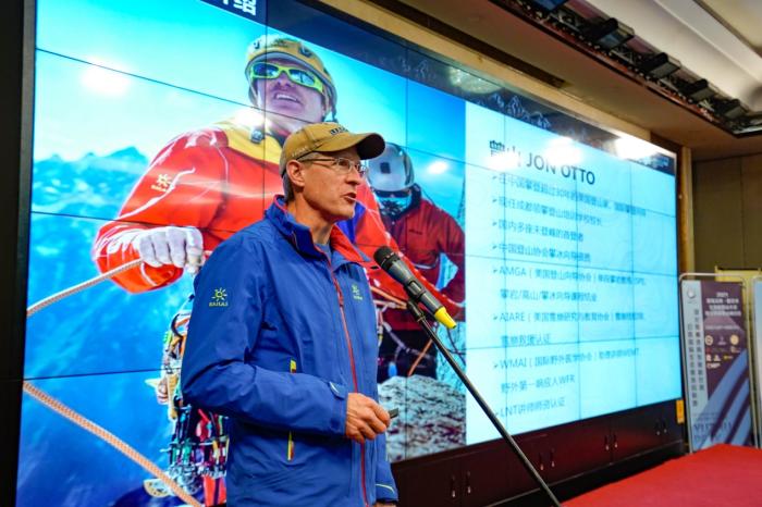 美国登山家,国际攀登向导,成都领攀登山培训学校校长曾山.