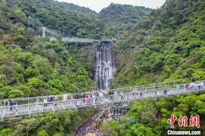 清远古龙峡玻璃大峡谷是网红旅游项目(资料图) 罗显军 摄