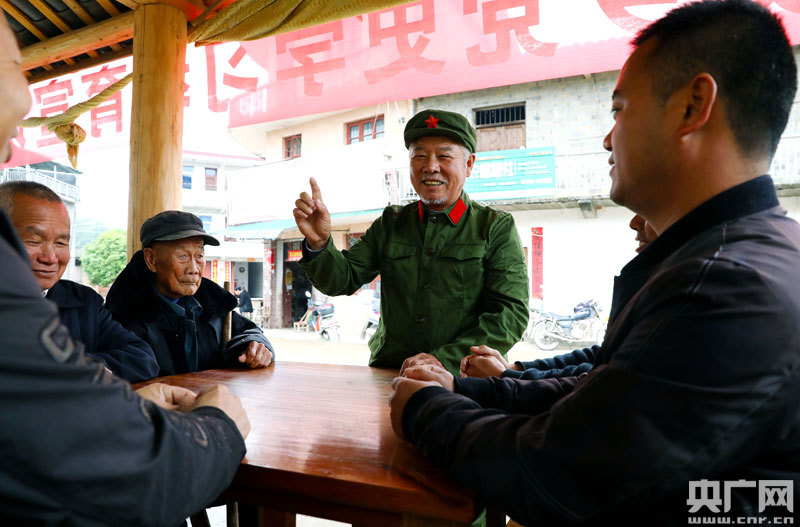 在黎川县潭溪乡河塘村党史学习教育宣讲驿站,退伍老兵在向群众讲述