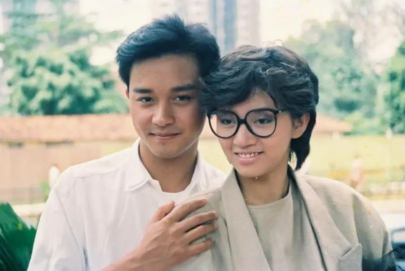 梅艳芳说,如果不是张国荣,她就不会让别人这样亲密地抱着她.