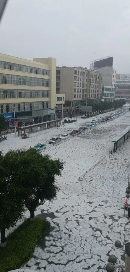 昨日冰雹袭文山!大街变"汪洋"!昆明未来天气如何?
